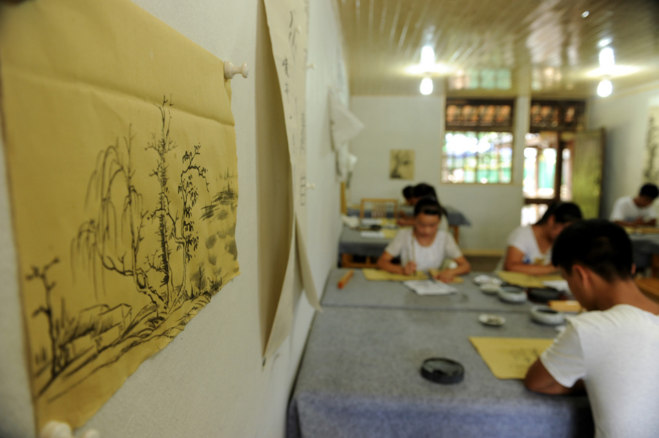 8月17日，孩子們在國學班課堂上學習水墨畫。