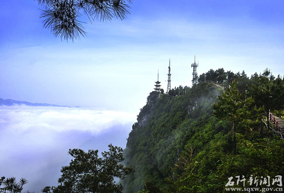 五峰山因山有五峰得名，分別為龍峰、青冥峰、元寶峰、白巖峰、龍尾峰。五峰山森林公園面積4800畝，是距縣城最近且保存完好的綠地。圖片來源于網絡。